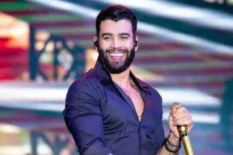 Gusttavo Lima fazendo teste do bafômetro em blitz