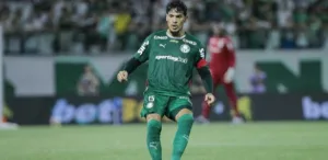 Gustavo Gómez em campo pelo Palmeiras com lesão na coxa