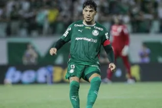 Gustavo Gómez em campo pelo Palmeiras com lesão na coxa