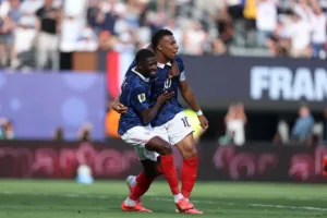 Mbappé comemora vitória da França contra Suécia