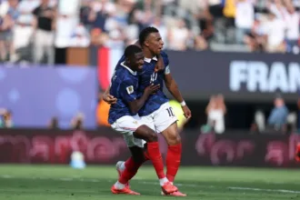 Mbappé comemora vitória da França contra Suécia