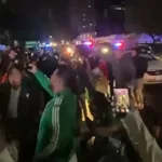 Serenata de torcedores mexicanos em frente ao hotel do Equador