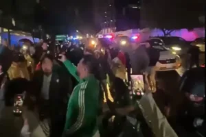 Serenata de torcedores mexicanos em frente ao hotel do Equador