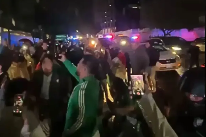 Serenata de torcedores mexicanos em frente ao hotel do Equador