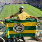 Torcedor Copa do Mundo viajando para apoiar o Brasil