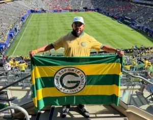 Torcedor Copa do Mundo viajando para apoiar o Brasil