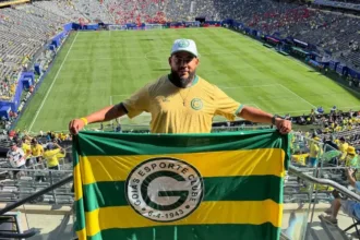 Torcedor Copa do Mundo viajando para apoiar o Brasil