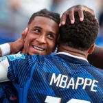 Michael Olise com uniforme da França ao lado de Mbappé
