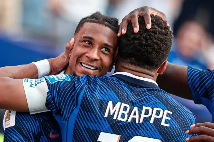 Michael Olise com uniforme da França ao lado de Mbappé