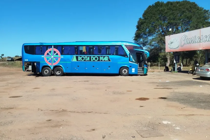Passageiros aguardam conserto de ônibus quebrado em Goiás