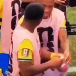 Endrick distribuindo chicletes de Ancelotti em vídeo viral