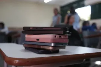 Restrição de celulares nas escolas