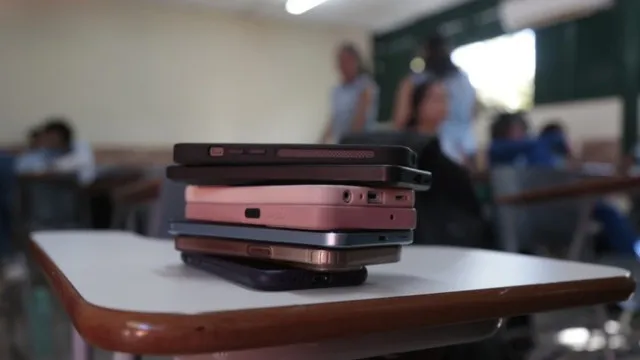 Restrição de celulares nas escolas