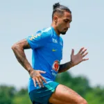 Raphinha treina com a seleção brasileira em campo