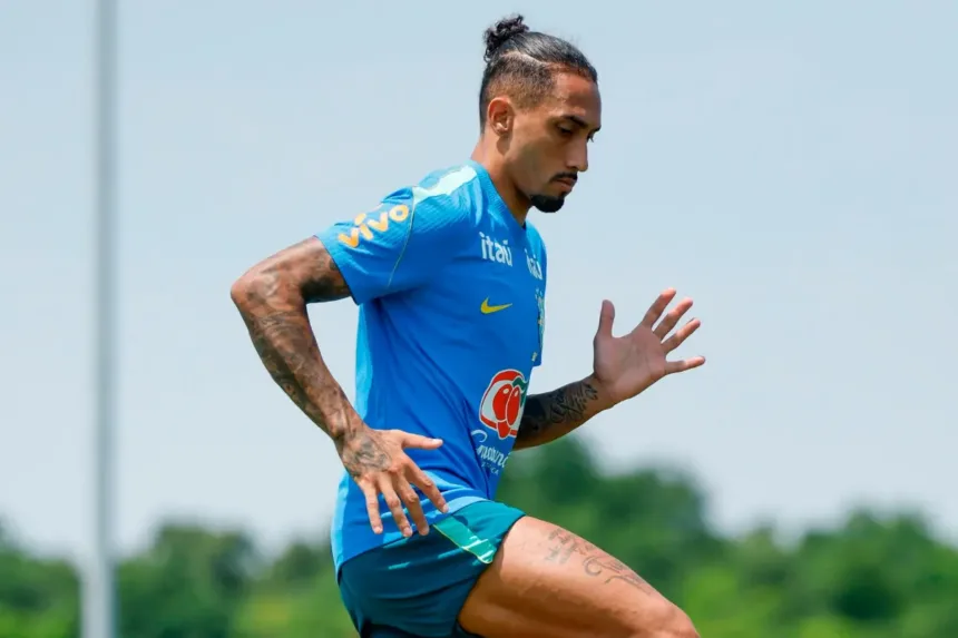 Raphinha treina com a seleção brasileira em campo