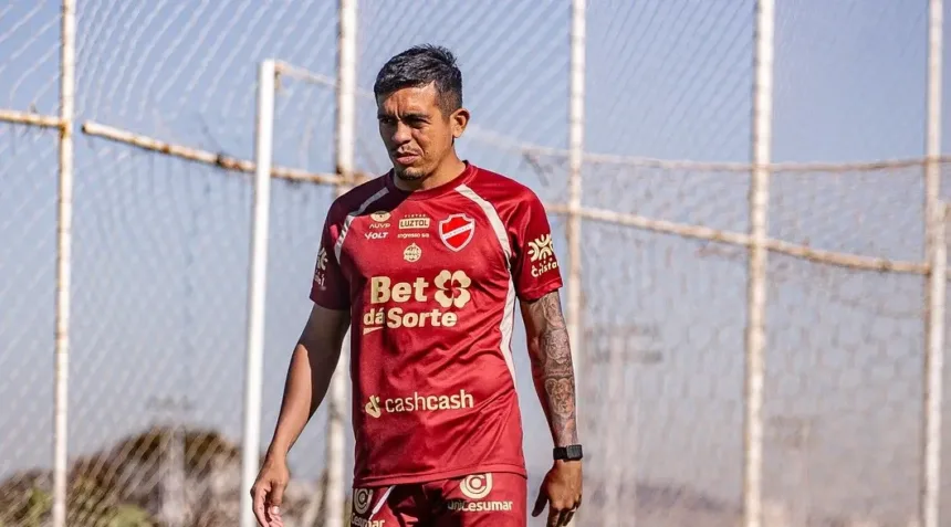 Vila Nova anuncia contratação do lateral esquerdo Igor Cariús