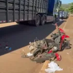 Destroços de motocicleta após acidente de motocicleta em Jataí