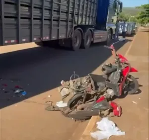 Destroços de motocicleta após acidente de motocicleta em Jataí
