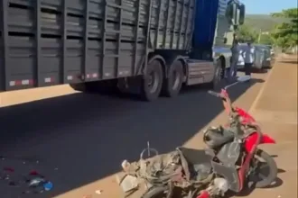 Destroços de motocicleta após acidente de motocicleta em Jataí