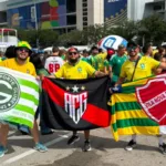 Torcedores unidos na Copa com bandeiras de clubes goianos
