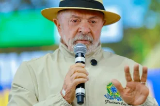 Lula critica Flávio Bolsonaro por documento aos EUA