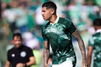 Diego Caito em ação pelo Goiás, alvo do Santos