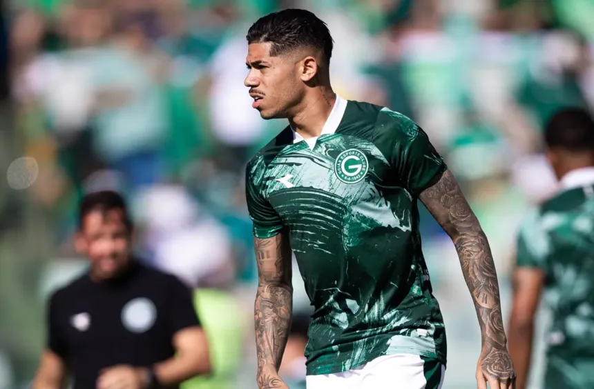Diego Caito em ação pelo Goiás, alvo do Santos