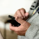 Uso de internet entre idosos cresce para 74,5% em 2025