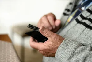 Uso de internet entre idosos cresce para 74,5% em 2025