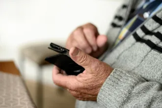 Uso de internet entre idosos cresce para 74,5% em 2025