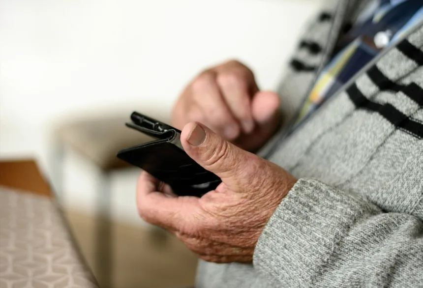 Uso de internet entre idosos cresce para 74,5% em 2025