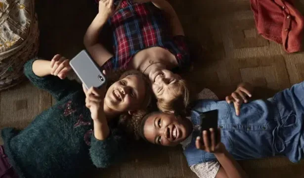 Gráfico sobre posse de celular entre diferentes faixas etárias