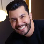 Murilo Huff presenteia funcionário com carro novo
