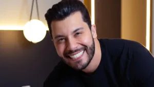 Murilo Huff presenteia funcionário com carro novo