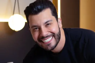 Murilo Huff presenteia funcionário com carro novo