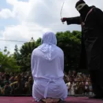 Mulher leva chibatadas em live no TikTok na Indonésia
