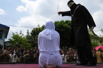 Mulher leva chibatadas em live no TikTok na Indonésia
