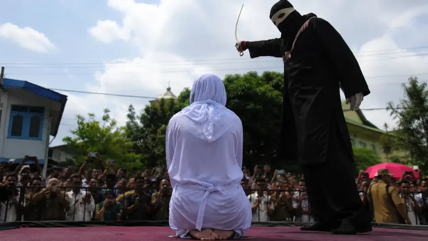Mulher leva chibatadas em live no TikTok na Indonésia