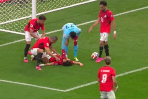 Zagueiro do Egito faz gol contra após cair desacordado
