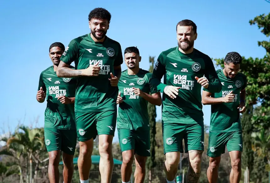 Jogadores do Goiás em treino antes do jogo contra o Ceará
