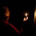 Mulher sem energia elétrica em casa por cinco anos