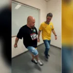 Flávio Bolsonaro dançando funk com Pulga Chora Boy