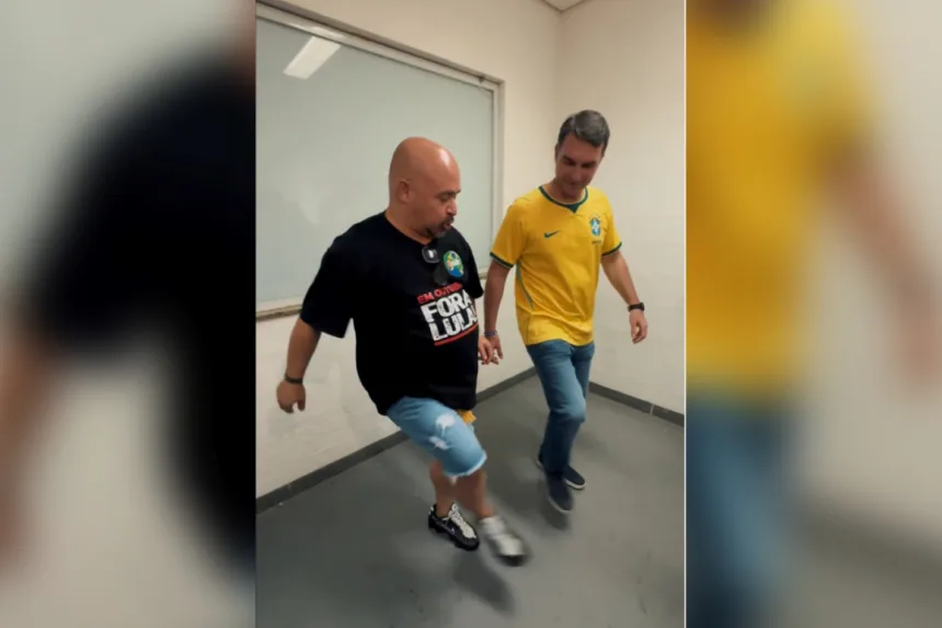 Flávio Bolsonaro dançando funk com Pulga Chora Boy