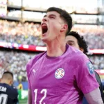 Orlando Gill goleiro do Paraguai defendendo pênaltis