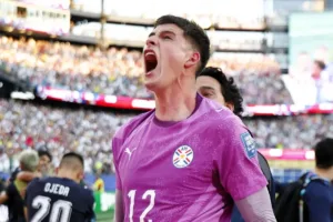 Orlando Gill goleiro do Paraguai defendendo pênaltis