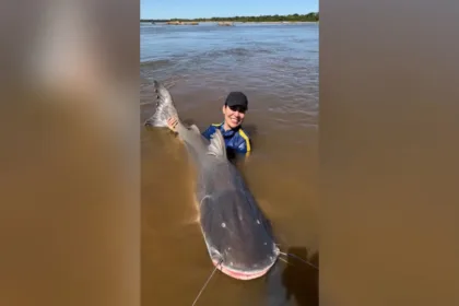 Naiara Azevedo captura piraíba no Rio Araguaia
