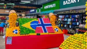 Bandeiras de limões do Brasil e Noruega em supermercado