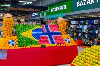 Bandeiras de limões do Brasil e Noruega em supermercado