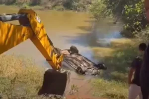 Carro submerso em lago após acidente no Piauí