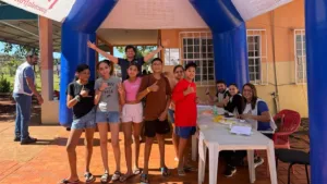 Colônia de Férias Inclusiva em Goiânia com crianças participando de atividades